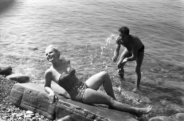 Отдыхающие на пляже города-курорта Сочи, 1966 год - Sputnik Латвия