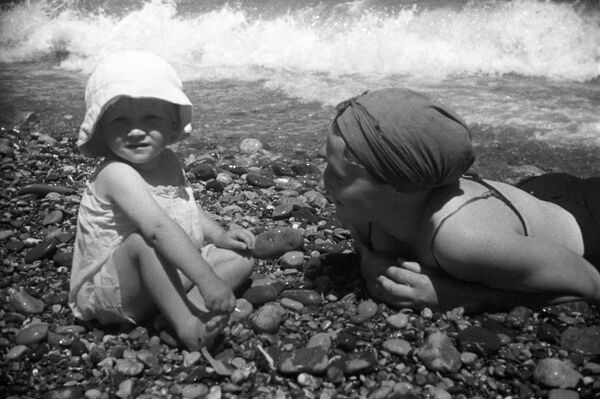 Отдых на пляже в Ялте, 1939 год - Sputnik Латвия