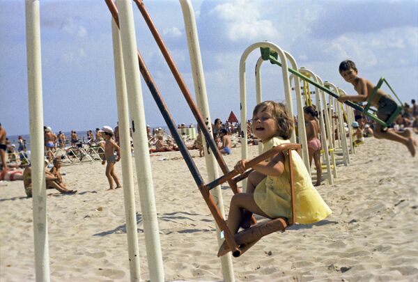 Дети на пляже в Юрмале, 1975 год - Sputnik Латвия