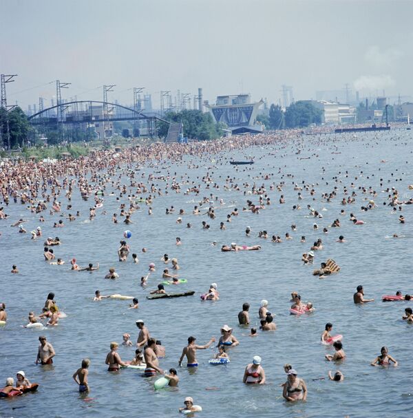 Городской пляж вблизи завода Азовсталь на побережье Азовского моря, 1978 год - Sputnik Латвия