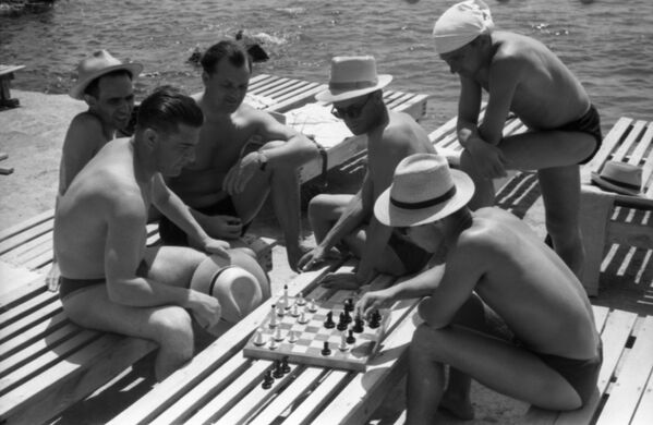 На пляже ялтинского санатория Украина отдыхающие играют в шахматы, 1958 год - Sputnik Латвия
