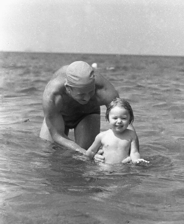 Алексей Леонов купается с дочерью Викой в Черном море, 1967 год - Sputnik Латвия