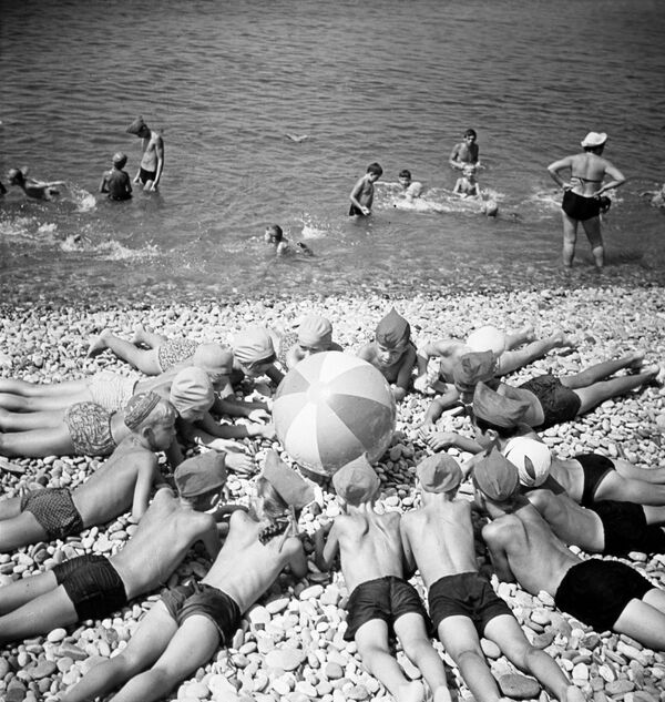 Дети на пляже Черного моря, 1967 год - Sputnik Латвия