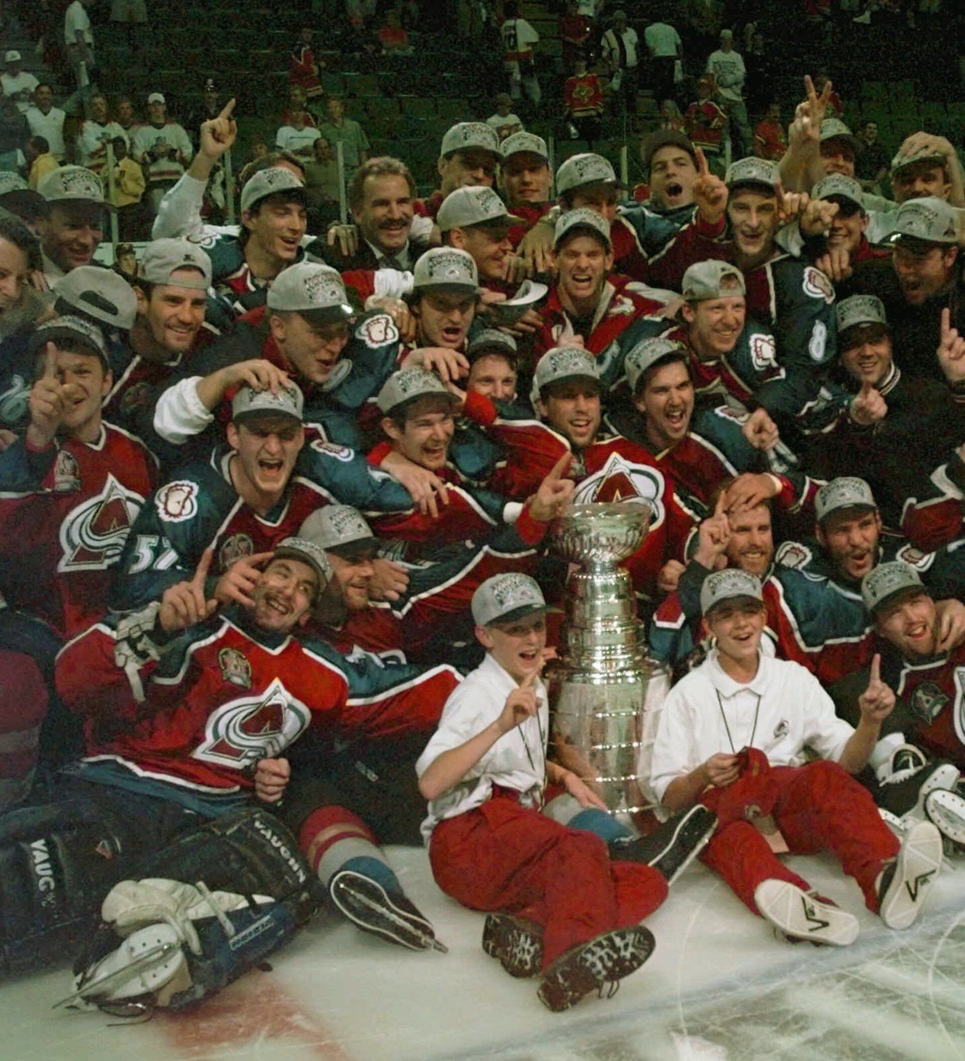 1 мая 1996 год. Колорадо Эвеланш обладатель Кубка Стэнли 1996. Колорадо Эвеланш обладатель Кубка Стэнли. Кубок Стэнли 1994 хоккей.