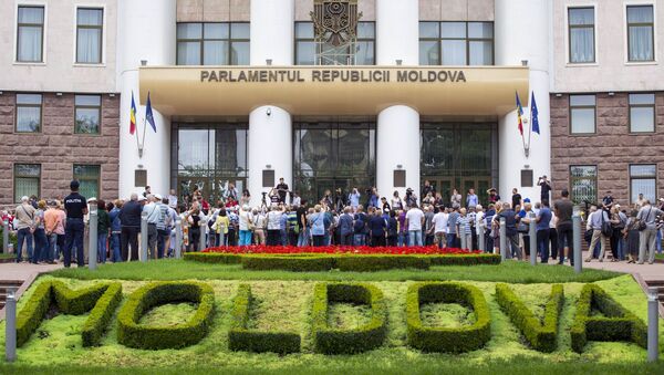 Акция протеста с требованием признать результаты выборов мэра Кишинева у здания парламента - Sputnik Latvija