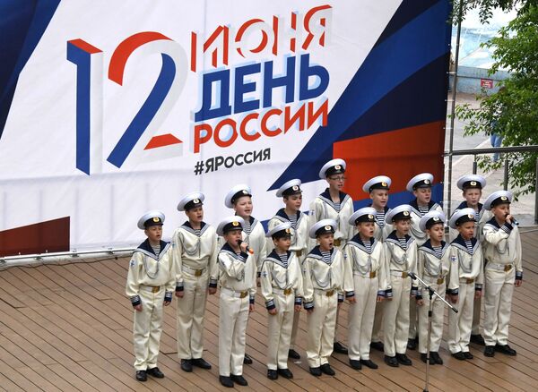 Выступление  воспитанников военно-патриотического клуба на праздновании Дня России на набережной Спортивной гавани Владивостока - Sputnik Латвия