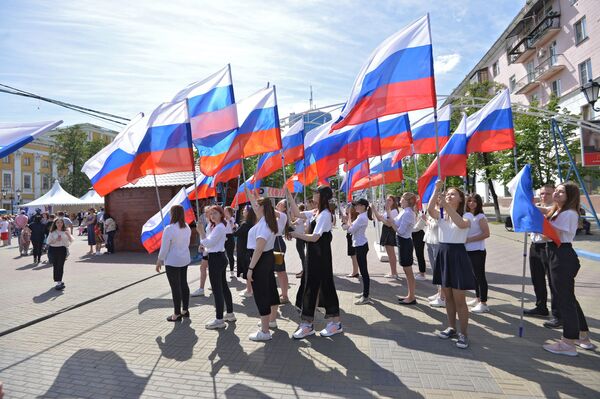 Девушки с флагами на праздновании Дня России в Челябинске - Sputnik Латвия