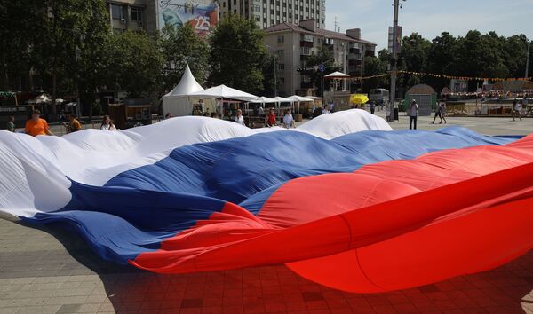 Участники флэшмоба Я люблю Россию развертывают огромный триколор на Главной городской площади в Краснодаре - Sputnik Латвия