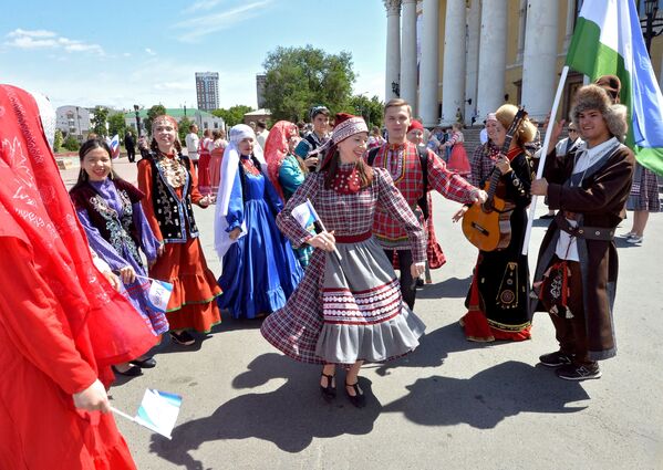 Молодые люди в национальных костюмах на праздновании Дня России в Челябинске - Sputnik Латвия