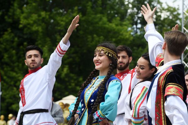 Jaunieši nacionālajos tērpos uzstājas Krievijas dienas pasākumā M. Gorkija parkā Kazaņā - Sputnik Latvija