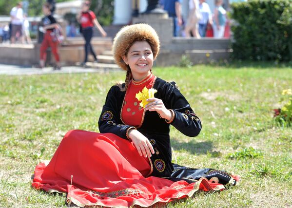 Meitene nacionālajā tērpā Krievijas dienas svinībās Čeļabinskā - Sputnik Latvija