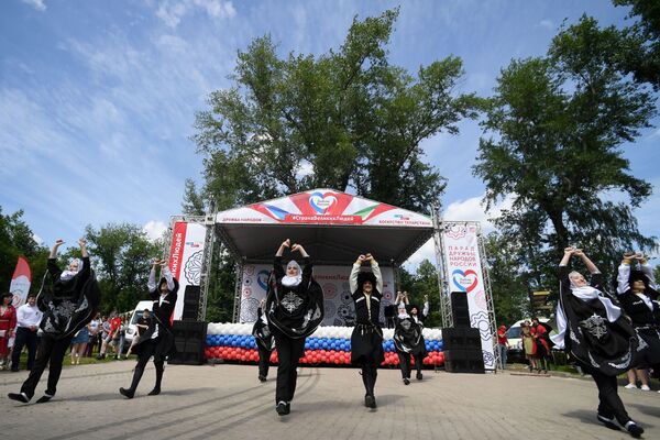 Jaunieši nacionālajos tērpos uzstājas Krievijas dienas pasākumā M. Gorkija parkā Kazaņā - Sputnik Latvija