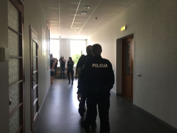 Жара под 40, народ стоит: Фемида в Латвии проиграла российской - арест Бурака продлили Жара под 40, народ стоит: Фемида в Латвии проиграла российской - арест Бурака продлили - Sputnik Латвия
