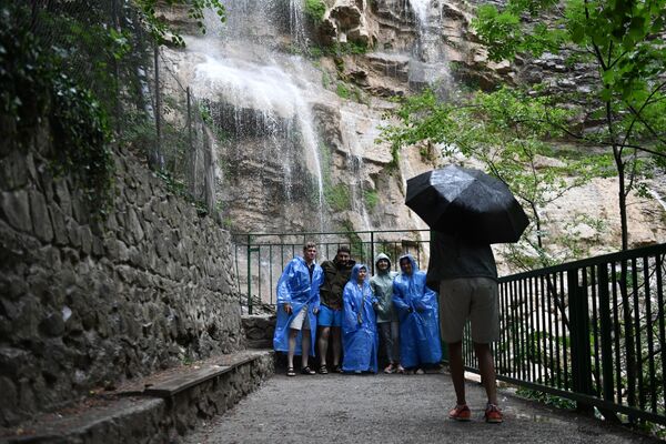 Группа туристов фотографируется на водопаде Учан-Су в окрестностях Ялты в Крыму - Sputnik Латвия