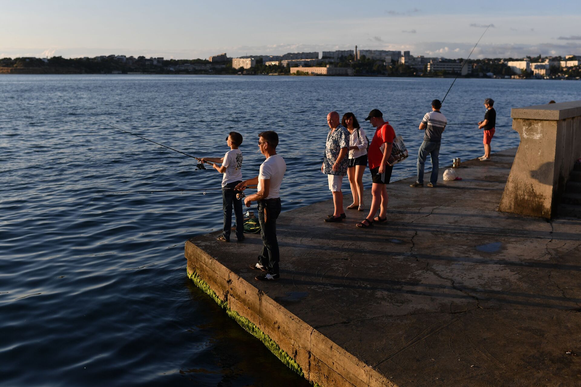 Отдыхающие на набережной в Севастополе в Крыму - Sputnik Латвия, 1920, 21.06.2021
