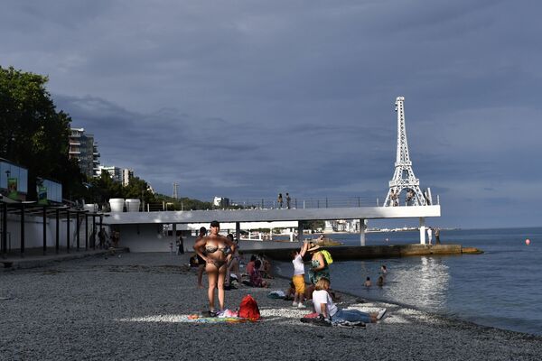 Отдыхающие на Массандровском пляже в Ялте в Крыму - Sputnik Латвия