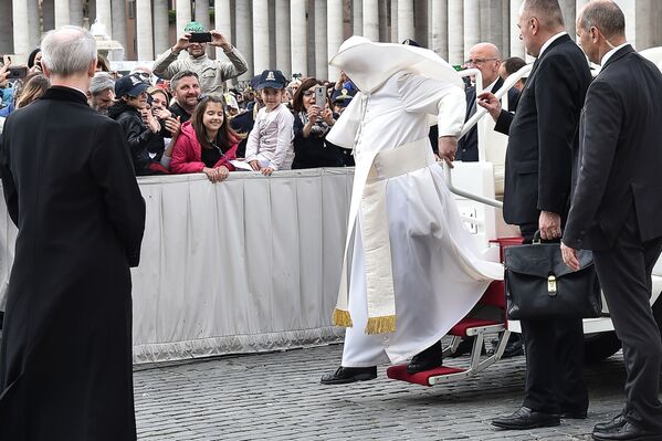 Папа Римский Франциск во время сильного ветра в Ватикане  - Sputnik Латвия