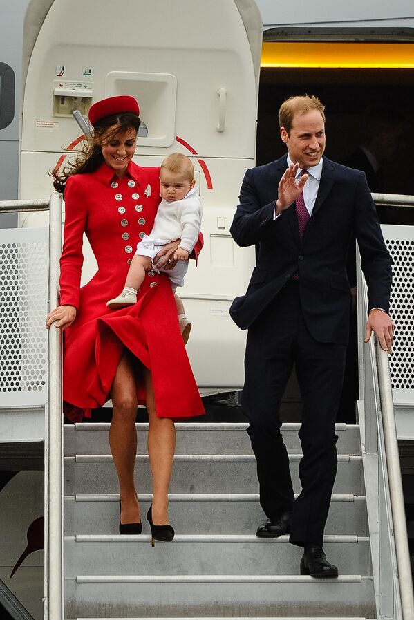 Принц Уильяма с женой Кейт Миддлтон и ребенком в аэропорту Веллингтона, Новая Зеландия  - Sputnik Латвия