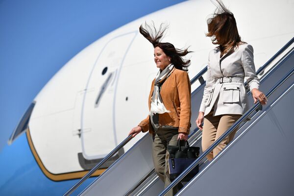 Первая леди США Мелания Трамп и жена вице-президента США Майка Пенса Карен Пенс покидают самолет после прибытия в Форт-Брэгг в Северной Каролине - Sputnik Латвия