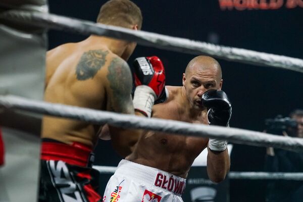 Latviešu bokseris Mairis Briedis izcīnīja uzvaru Pasaules boksa supersērijas pusfinālā un pieveica poli Kšištofu Glovacki. - Sputnik Latvija