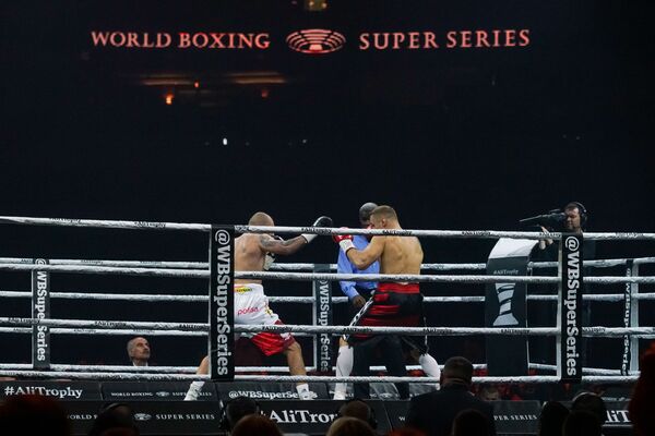 Latviešu bokseris Mairis Briedis izcīnīja uzvaru Pasaules boksa supersērijas pusfinālā un pieveica poli Kšištofu Glovacki. - Sputnik Latvija