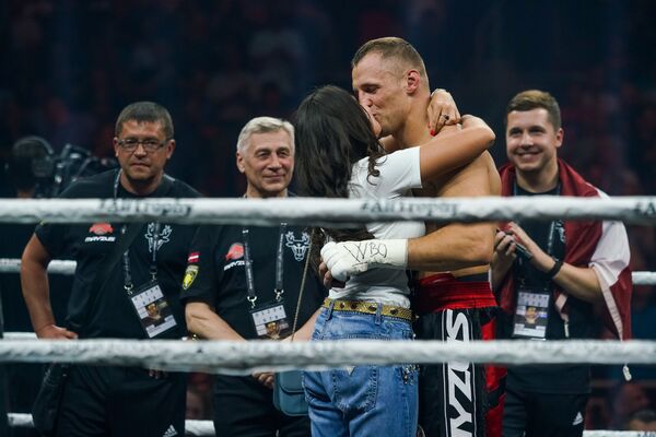Pasaules boksa supersērijas pusfināls Rīgā. Mairis Briedis lūdz savu sievu salaulāties baznīcā. Viņu ģimenē jau ir trīs bērni - Sputnik Latvija
