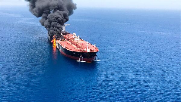 Огонь и дым от нефтяного танкера, атакованного у берегов Омана - Sputnik Латвия