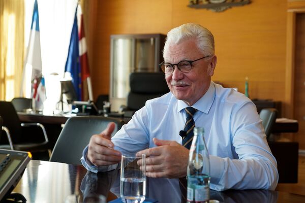 Эксклюзив: новый мэр Риги против ругани с РФ, но в Москву без отмашки МИД не поедет Эксклюзив: новый мэр Риги против ругани с РФ, но в Москву без отмашки МИД не поедет - Sputnik Латвия