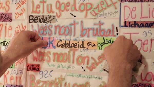 Беженец из Сирии превратил свою комнату в словарь нидерландского языка - Sputnik Латвия