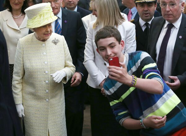 Мальчик во время селфи с королевой Великобритании Елизаветой II - Sputnik Латвия
