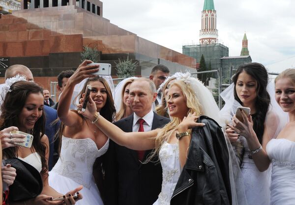  Президент РФ Владимир Путин на торжественной церемонии открытия Дня города на Красной площади в Москве - Sputnik Латвия
