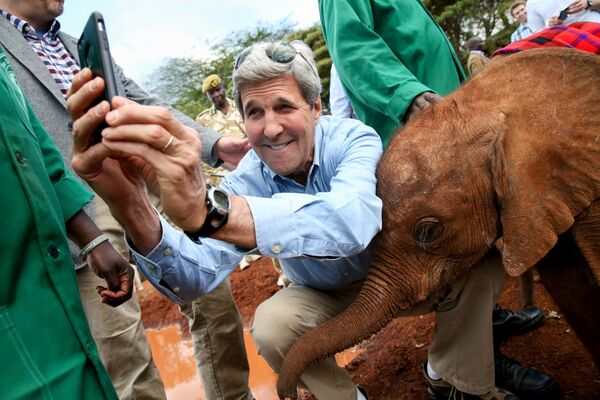 Госсекретарь США Джон Керри делает селфи со слоненком в Национальном парке Найроби - Sputnik Латвия