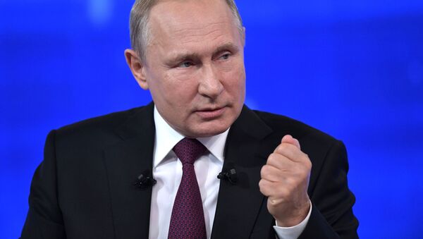 Президент РФ Владимир Путин отвечает на вопросы россиян в ходе прямой линии - Sputnik Латвия