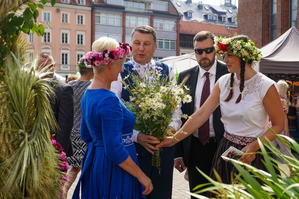 В преддверии праздника Лиго на Домской площади открылся Травяной рынок. Раймондс Вейонис с супругой Иветой Вейоне - Sputnik Латвия