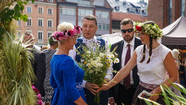 В преддверии праздника Лиго на Домской площади открылся Травяной рынок. Раймондс Вейонис с супругой Иветой Вейоне - Sputnik Латвия