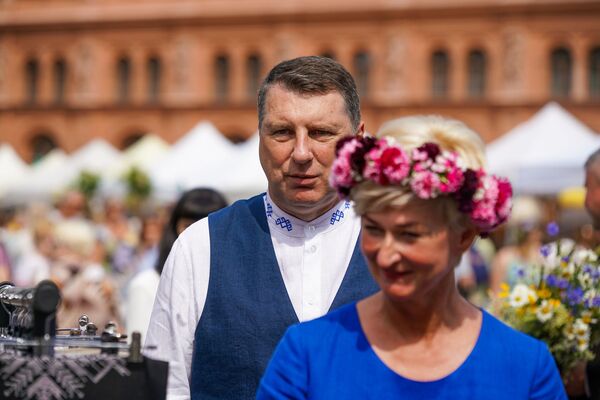 Президентский бал в разные годы: скромность, пышность и скандалы Президентский бал в разные годы: скромность, пышность и скандалы - Sputnik Латвия