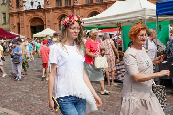 В преддверии праздника Лиго на Домской площади открылся Травяной рынок - Sputnik Латвия