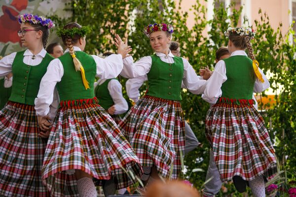 Латвия готовится к Лиго красиво: в Риге открылись Травяные рынки Латвия готовится к Лиго красиво: в Риге открылись Травяные рынки - Sputnik Латвия