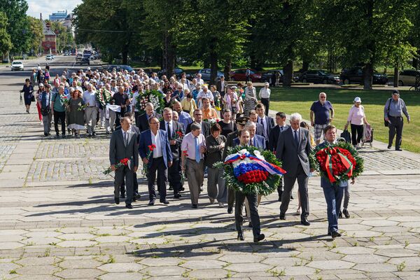 Rīga atceras: 22. jūnijā simtiem cilvēku sapulcējās pie pieminekļa Atbrīvotājiem Rīga atceras: 22. jūnijā simtiem cilvēku sapulcējās pie pieminekļa Atbrīvotājiem - Sputnik Latvija