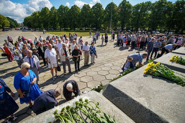 Rīga atceras: 22. jūnijā simtiem cilvēku sapulcējās pie pieminekļa Atbrīvotājiem Rīga atceras: 22. jūnijā simtiem cilvēku sapulcējās pie pieminekļa Atbrīvotājiem - Sputnik Latvija