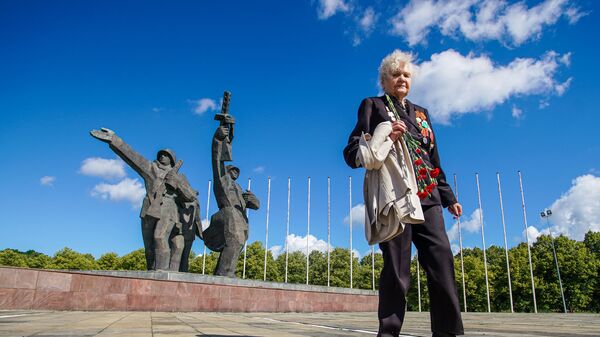 Ветеран у памятника Освободителям Риги - Sputnik Латвия