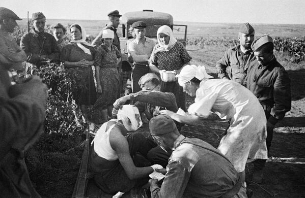Медсестры оказывают помощь первым раненым после воздушного налета фашистов под Кишиневом - Sputnik Латвия