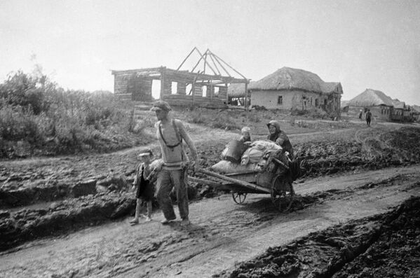 Семья уходит из родного дома, июль 1941 года Семья уходит из родного дома, июль 1941 года - Sputnik Латвия