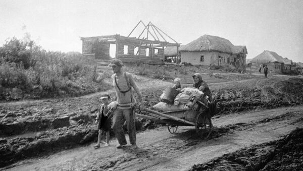 Семья уходит из родного дома, июль 1941 года - Sputnik Latvija