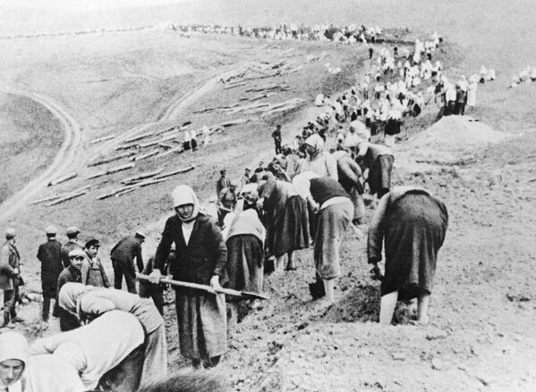 Колхозники строят оборонительные рубежи в прифронтовой полосе, июнь 1941 год - Sputnik Латвия