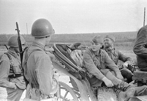 Разведчица Катя из Одессы беседует с бойцами в районе Красный Дальник вр время Великой Отечественной войны, июль 1941 год - Sputnik Латвия