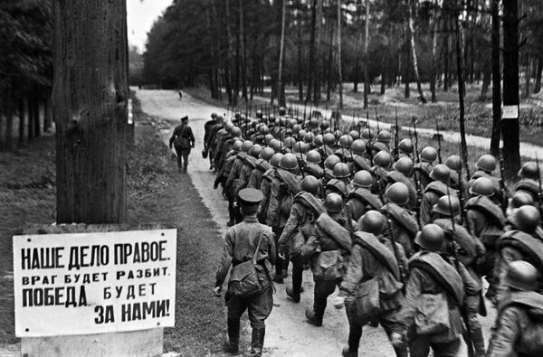 Колонны бойцов движутся на фронт из Москвы, 23 июня 1941 года - Sputnik Латвия