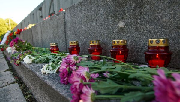 В День памяти и скорби рижане зажгли свечи у памятника Освободителям Риги - Sputnik Latvija