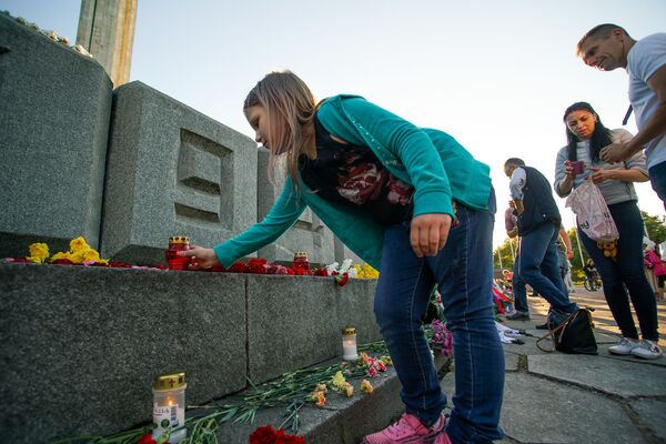 В День памяти и скорби рижане зажгли свечи у памятника Освободителям Риги - Sputnik Латвия