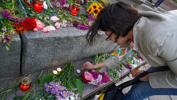 В День памяти и скорби рижане зажгли свечи у памятника Освободителям Риги - Sputnik Latvija
